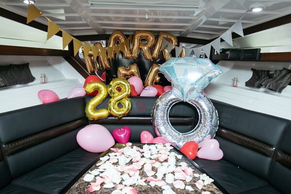 誕生日の演出でバルーンやガーランド、花びらで飾られたリムジンの車内